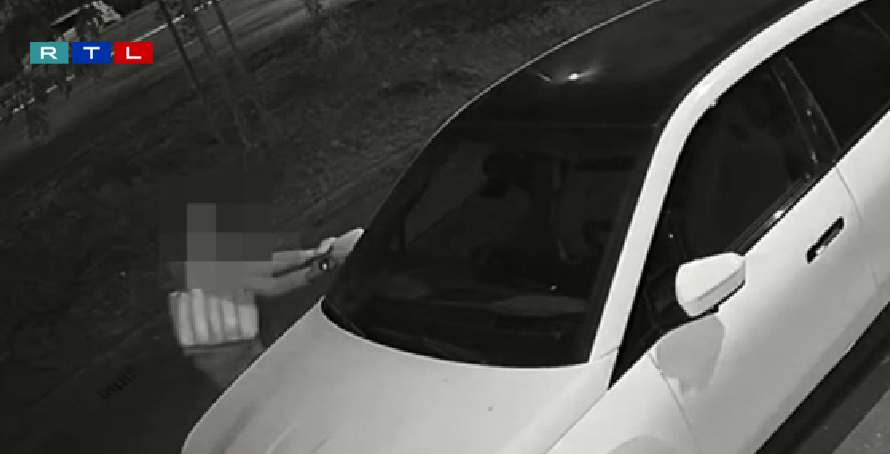Letörte egy nő egy húszmilliós BMW visszapillantó tükrét Debrecenben