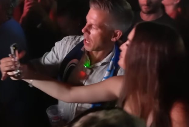 Magyar Péter bulizik