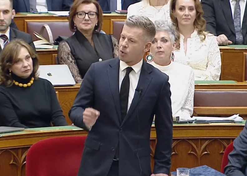 Magyar Péter a parlamentben