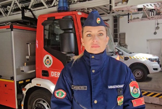 Ajtó gyulladt ki egy debreceni társasház nyolcadik emeletén, a Derék utcában