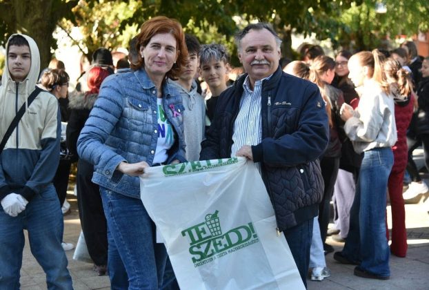 Gajdos László szemetet szedett Hajdúnánáson