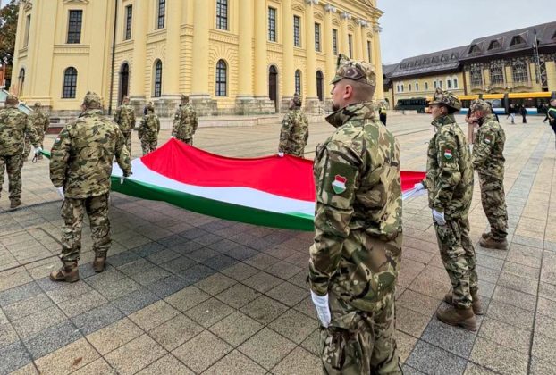 2026. október 23.: Felvonták az ünnepi zászlót Debrecenben