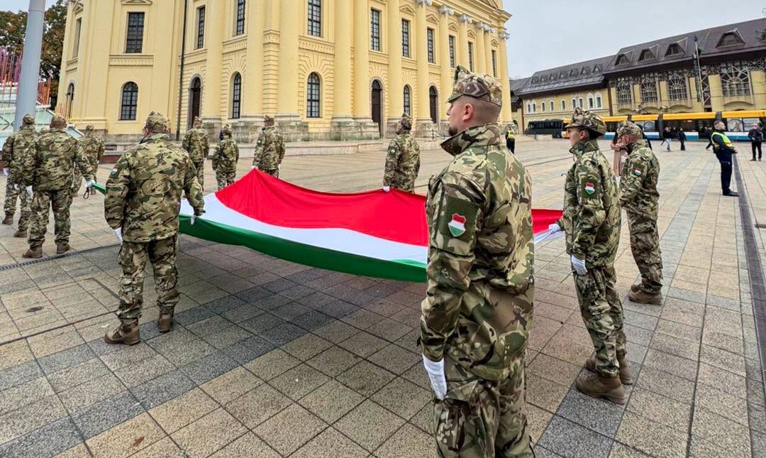 2026. október 23.: Felvonták az ünnepi zászlót Debrecenben