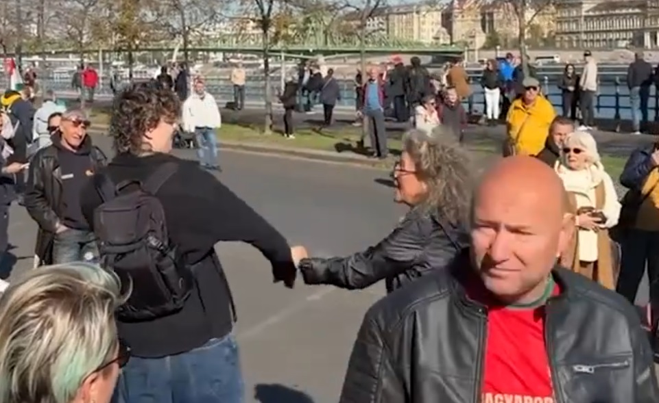Megütöttek egy operatőrt egy fideszes megemlékezésen