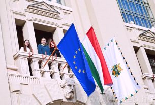 Visszahelyezték az uniós zászlót a Debreceni Egyetem főépületére
