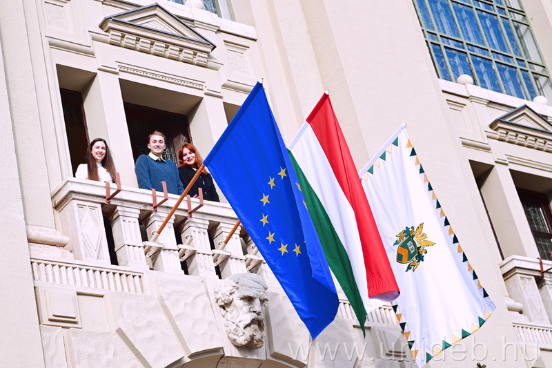 Visszahelyezték az uniós zászlót a Debreceni Egyetem főépületére